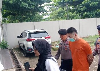 Tersangka kasus narkotika 58 kilogram sabu, M Alung Ramadhan alias Alung, digiring petugas saat pelimpahan tahap II di Kantor Kejaksaan Negeri Jambi, Rabu (10/6/2026). (Dok: Rudi)