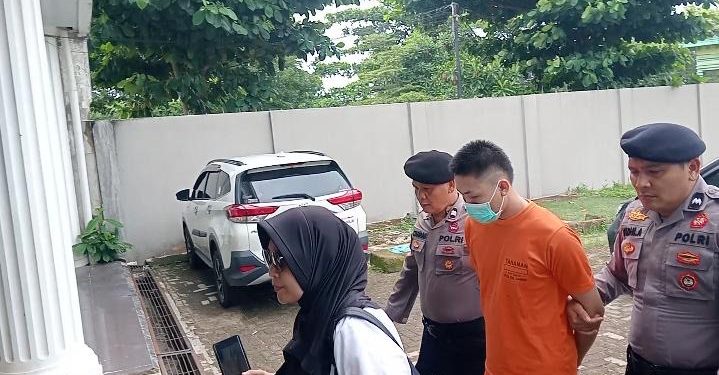 Tersangka kasus narkotika 58 kilogram sabu, M Alung Ramadhan alias Alung, digiring petugas saat pelimpahan tahap II di Kantor Kejaksaan Negeri Jambi, Rabu (10/6/2026). (Dok: Rudi)