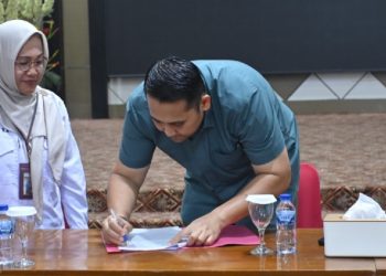 Bupati Merangin M. Syukur menandatangani kesepakatan dalam pertemuan bersama pimpinan perusahaan di Aula Rumah Dinas Bupati terkait penyesuaian Tarif Dasar Listrik (TDL) perusahaan sebagai tindak lanjut temuan BPK dan upaya meningkatkan Pendapatan Asli Daerah (PAD). (Dok: Rudi)