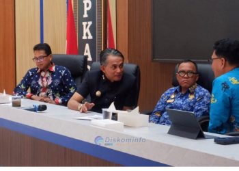 Wakil Bupati Muaro Jambi Junaidi H. Mahir membuka Pertemuan Penguatan Forum Kemitraan Pencegahan dan Pengendalian AIDS, Tuberkulosis, dan Malaria (ATM) di Aula BPKAD Muaro Jambi. (Dok: Diskominfo Muaro Jambi)