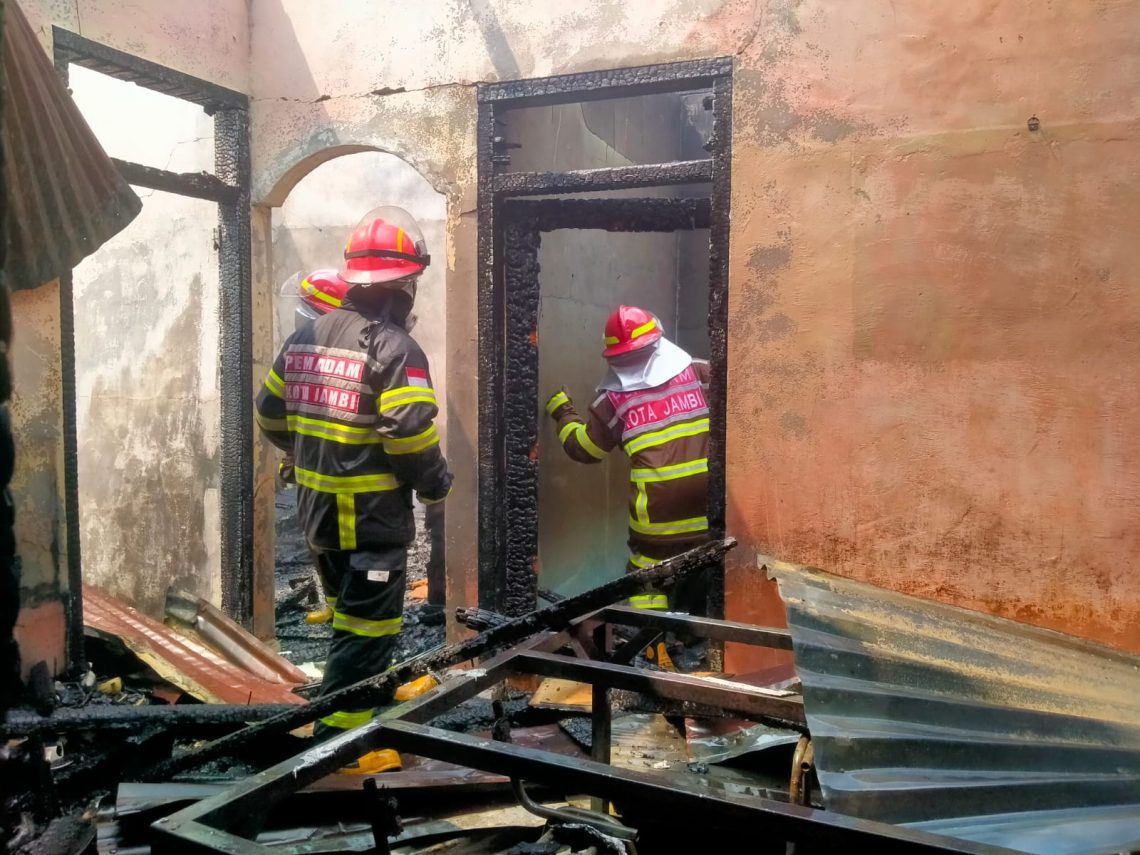 Petugas Damkartan Kota Jambi melakukan proses pemadaman rumah semi permanen yang terbakar di Jalan Kenari 4, Kelurahan Kenali Asam Atas, Kecamatan Kota Baru. (Dok: Rudi)