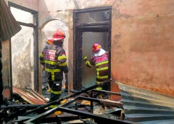 Petugas Damkartan Kota Jambi melakukan proses pemadaman rumah semi permanen yang terbakar di Jalan Kenari 4, Kelurahan Kenali Asam Atas, Kecamatan Kota Baru. (Dok: Rudi)