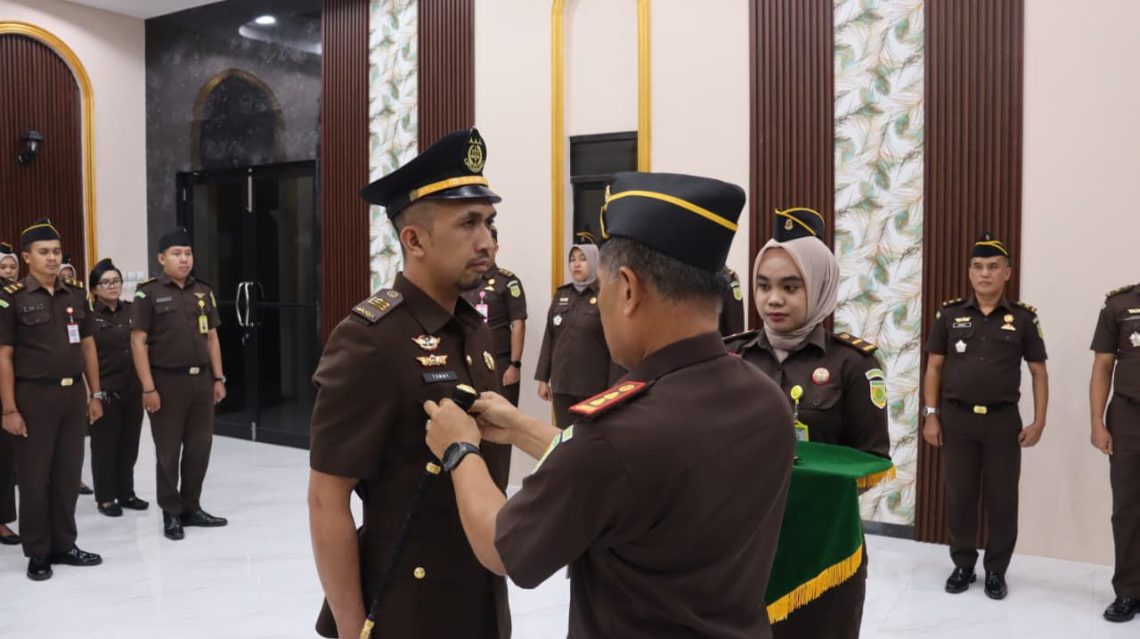 Kepala Kejaksaan Negeri Muaro Jambi Karya Graham Hutagaol melantik Tommy Detasatria sebagai Kepala Seksi Tindak Pidana Umum (Kasi Pidum) Kejari Muaro Jambi. (Dok: Rahmat)