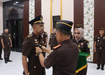 Kepala Kejaksaan Negeri Muaro Jambi Karya Graham Hutagaol melantik Tommy Detasatria sebagai Kepala Seksi Tindak Pidana Umum (Kasi Pidum) Kejari Muaro Jambi. (Dok: Rahmat)