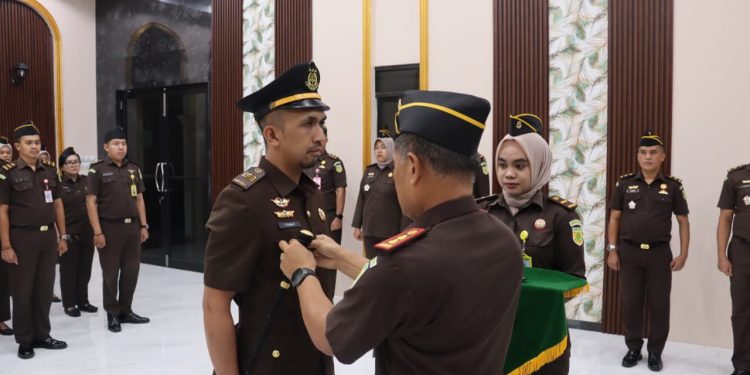 Kepala Kejaksaan Negeri Muaro Jambi Karya Graham Hutagaol melantik Tommy Detasatria sebagai Kepala Seksi Tindak Pidana Umum (Kasi Pidum) Kejari Muaro Jambi. (Dok: Rahmat)