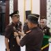 Kepala Kejaksaan Negeri Muaro Jambi Karya Graham Hutagaol melantik Tommy Detasatria sebagai Kepala Seksi Tindak Pidana Umum (Kasi Pidum) Kejari Muaro Jambi. (Dok: Rahmat)