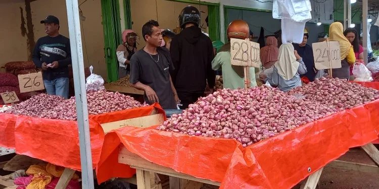 Pedagang di salah satu kios di pasar angso duo kota Jambi (Dok: Rudi)