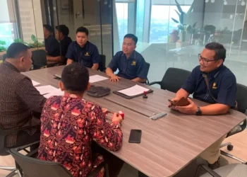 Petugas Direktorat Jenderal Pajak bersama Juru Sita Pajak Negara melakukan langkah penegakan hukum terhadap wajib pajak penunggak. (Dok: Rahmat)