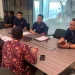 Petugas Direktorat Jenderal Pajak bersama Juru Sita Pajak Negara melakukan langkah penegakan hukum terhadap wajib pajak penunggak. (Dok: Rahmat)