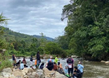 Warga dan pemancing dari berbagai daerah mengikuti pembukaan Lubuk Larangan Batang Langkup di Desa Rantau Kermas, Kecamatan Jangkat, Kabupaten Merangin. (Dok: Rudi)
