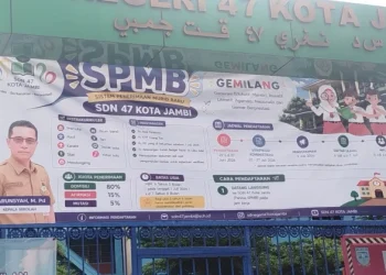 Salah satu SD Negeri di Kota Jambi yang memasang spanduk informasi SPMB. (Dok: Rahmat)