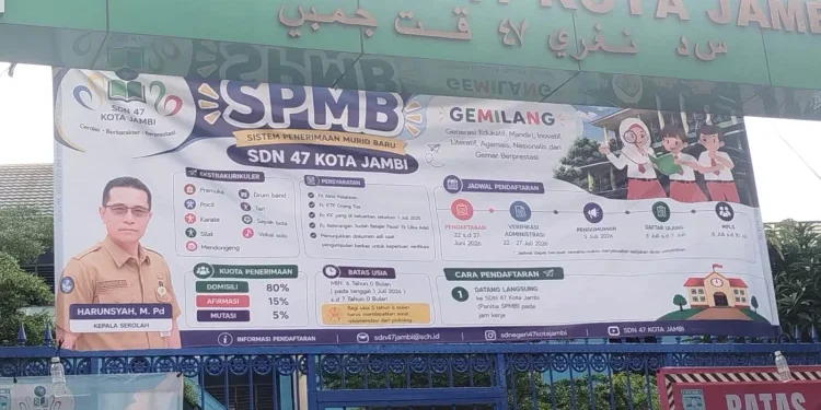 Salah satu SD Negeri di Kota Jambi yang memasang spanduk informasi SPMB. (Dok: Rahmat)