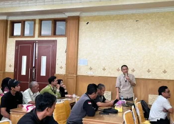 Petani bersama WWF Indonesia mengadakan pertemuan usai melakukan penanaman bibit pohon di kawasan Bentang Alam Bukit Tigapuluh, Kabupaten Tebo. (Dok: WWF)