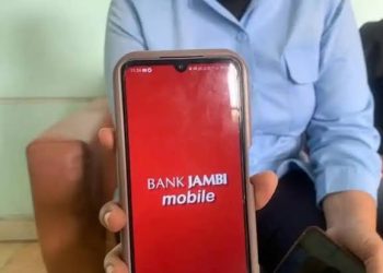 nasabah saat menunjukkan mobile banking Bank jambi. (Dok: Alpin)