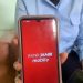 nasabah saat menunjukkan mobile banking Bank jambi. (Dok: Alpin)