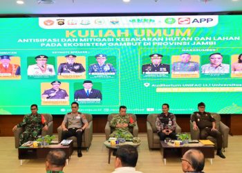 Gubernur Jambi Al Haris bersama Kapolda Jambi Irjen Pol. Krisno H. Siregar, Forkopimda, akademisi, dan perwakilan dunia usaha menandatangani Komite Bersama Penanggulangan Karhutla di Universitas Jambi, Rabu (10/6/2026). (DOk: Rahmat)