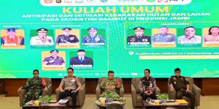 Gubernur Jambi Al Haris bersama Kapolda Jambi Irjen Pol. Krisno H. Siregar, Forkopimda, akademisi, dan perwakilan dunia usaha menandatangani Komite Bersama Penanggulangan Karhutla di Universitas Jambi, Rabu (10/6/2026). (DOk: Rahmat)