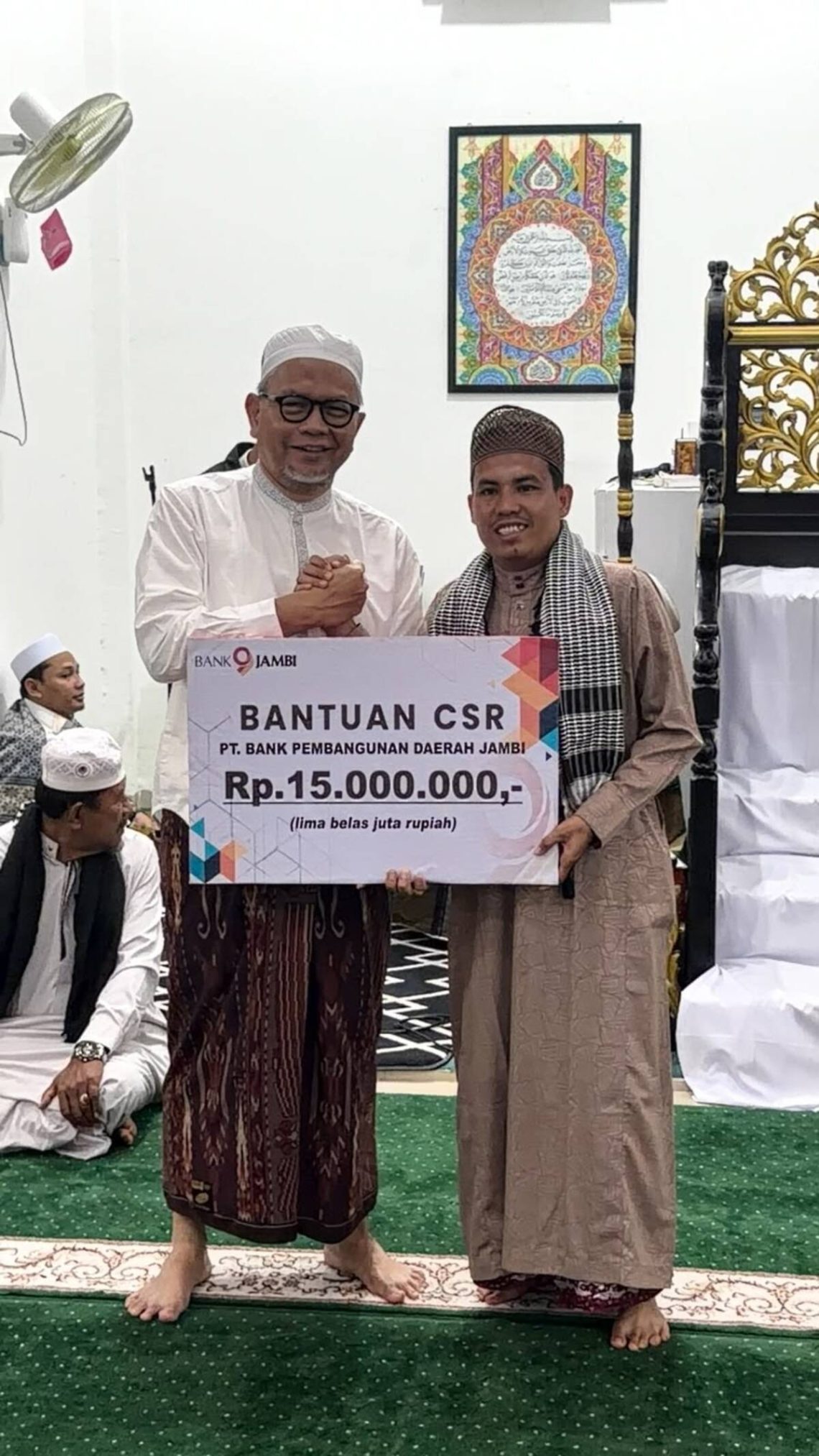Direktur Utama Bank Jambi H. Khairul Suhairi menyerahkan bantuan Corporate Social Responsibility (CSR) kepada Ketua Masjid Baitul Mustofa, Nonton Fauzi, dalam kegiatan Subuh Keliling (Subling). (Dok: Redaksi)