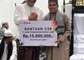 Direktur Utama Bank Jambi H. Khairul Suhairi menyerahkan bantuan Corporate Social Responsibility (CSR) kepada Ketua Masjid Baitul Mustofa, Nonton Fauzi, dalam kegiatan Subuh Keliling (Subling). (Dok: Redaksi)