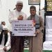 Direktur Utama Bank Jambi H. Khairul Suhairi menyerahkan bantuan Corporate Social Responsibility (CSR) kepada Ketua Masjid Baitul Mustofa, Nonton Fauzi, dalam kegiatan Subuh Keliling (Subling). (Dok: Redaksi)