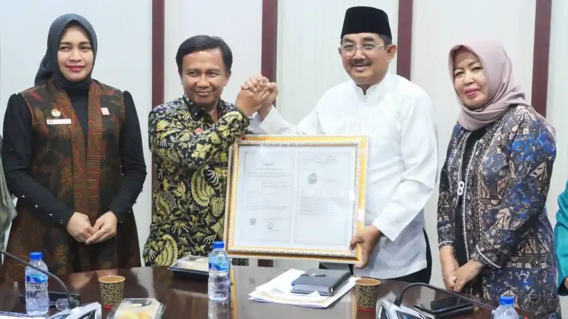 Bupati Tanjung Jabung Barat Anwar Sadat menerima Sertifikat Indikasi Geografis (IG) Pinang Betara dari Kantor Wilayah Kementerian Hukum Provinsi Jambi, Kamis (11/6/2026). (DOk: Diskominfo Tanjab Barat)