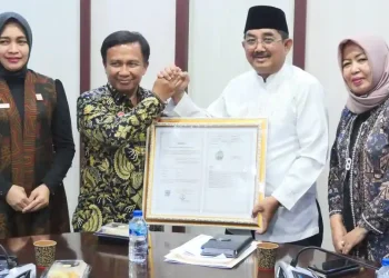 Bupati Tanjung Jabung Barat Anwar Sadat menerima Sertifikat Indikasi Geografis (IG) Pinang Betara dari Kantor Wilayah Kementerian Hukum Provinsi Jambi, Kamis (11/6/2026). (DOk: Diskominfo Tanjab Barat)