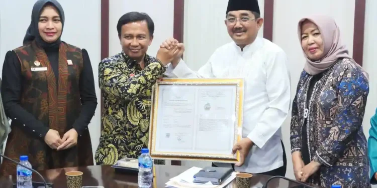 Bupati Tanjung Jabung Barat Anwar Sadat menerima Sertifikat Indikasi Geografis (IG) Pinang Betara dari Kantor Wilayah Kementerian Hukum Provinsi Jambi, Kamis (11/6/2026). (DOk: Diskominfo Tanjab Barat)
