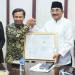Bupati Tanjung Jabung Barat Anwar Sadat menerima Sertifikat Indikasi Geografis (IG) Pinang Betara dari Kantor Wilayah Kementerian Hukum Provinsi Jambi, Kamis (11/6/2026). (DOk: Diskominfo Tanjab Barat)