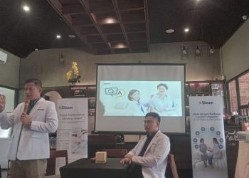 Dokter spesialis Siloam Hospitals Jambi memberikan edukasi kepada masyarakat melalui Health Talk tentang pentingnya menjaga kesehatan tulang belakang serta mengenali tanda bahaya nyeri perut. (Dok: Redaksi)