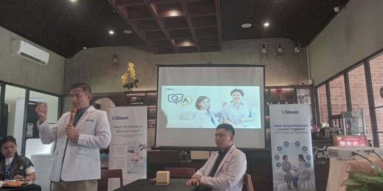 Dokter spesialis Siloam Hospitals Jambi memberikan edukasi kepada masyarakat melalui Health Talk tentang pentingnya menjaga kesehatan tulang belakang serta mengenali tanda bahaya nyeri perut. (Dok: Redaksi)