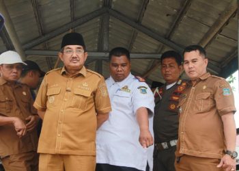 Bupati Tanjung Jabung Barat H. Anwar Sadat meninjau langsung kondisi dermaga apung yang mengalami kerusakan berat di Desa Tanjung Senjulang, Kecamatan Bram Itam.