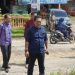 Bupati Merangin H. M. Syukur didampingi tim Dinas PUPR meninjau kondisi jalan rusak di depan Kantor Camat Pamenang Selatan.