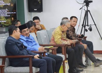 Bupati Tanjung Jabung Barat Anwar Sadat menghadiri Sidang Promosi Doktor di Universitas Indonesia.