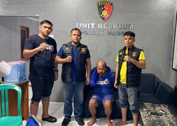 Petugas Polsek Jambi Luar Kota mengamankan seorang pria berinisial DS yang diduga menganiaya ayah kandungnya di Desa Muhajirin, Kecamatan Jaluko, Kabupaten Muaro Jambi. (Dok: Alpin)