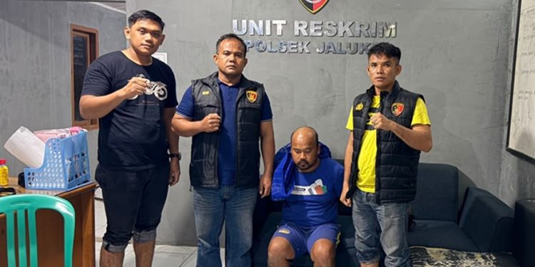 Petugas Polsek Jambi Luar Kota mengamankan seorang pria berinisial DS yang diduga menganiaya ayah kandungnya di Desa Muhajirin, Kecamatan Jaluko, Kabupaten Muaro Jambi. (Dok: Alpin)