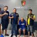 Petugas Polsek Jambi Luar Kota mengamankan seorang pria berinisial DS yang diduga menganiaya ayah kandungnya di Desa Muhajirin, Kecamatan Jaluko, Kabupaten Muaro Jambi. (Dok: Alpin)