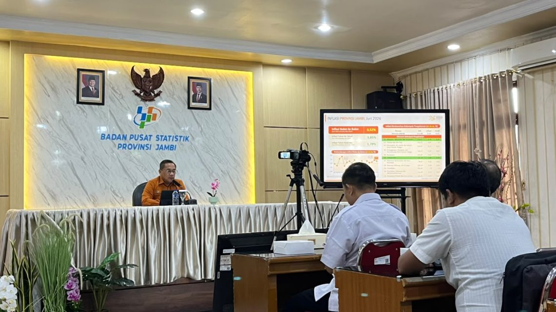 Kepala BPS Provinsi Jambi, Aidil Adha, menyampaikan rilis inflasi Juni 2026. (Dok: Rudi)
