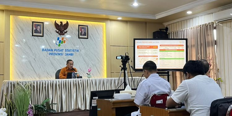 Kepala BPS Provinsi Jambi, Aidil Adha, menyampaikan rilis inflasi Juni 2026. (Dok: Rudi)
