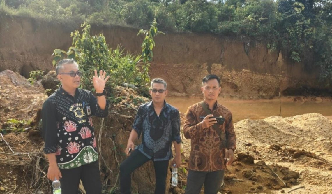 Tim Aset Pemkab Merangin meninjau lahan milik pemerintah daerah di kawasan Talang Kawo yang diduga dirusak aktivitas Penambangan Emas Tanpa Izin (PETI).