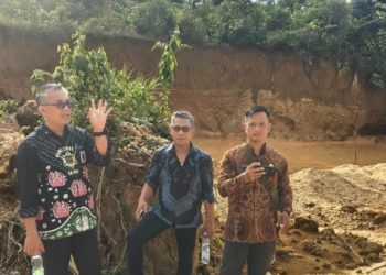 Tim Aset Pemkab Merangin meninjau lahan milik pemerintah daerah di kawasan Talang Kawo yang diduga dirusak aktivitas Penambangan Emas Tanpa Izin (PETI).