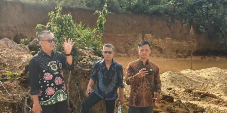 Tim Aset Pemkab Merangin meninjau lahan milik pemerintah daerah di kawasan Talang Kawo yang diduga dirusak aktivitas Penambangan Emas Tanpa Izin (PETI).