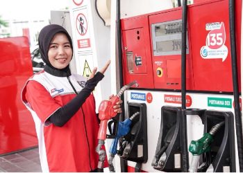 Petugas saat menunjukkan BBM di salah satu SPBU. (Dok: Pertamina Patra Niaga)