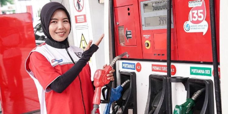 Petugas saat menunjukkan BBM di salah satu SPBU. (Dok: Pertamina Patra Niaga)