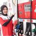 Petugas saat menunjukkan BBM di salah satu SPBU. (Dok: Pertamina Patra Niaga)