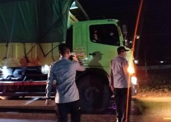 Petugas Dinas Perhubungan Kabupaten Sarolangun melakukan razia dan sosialisasi kepada sopir truk angkutan batu bara di Jalan Lintas Sumatera KM 18, Desa Tanjung. (DOk: Rudi)