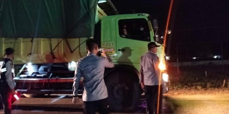 Petugas Dinas Perhubungan Kabupaten Sarolangun melakukan razia dan sosialisasi kepada sopir truk angkutan batu bara di Jalan Lintas Sumatera KM 18, Desa Tanjung. (DOk: Rudi)
