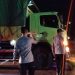 Petugas Dinas Perhubungan Kabupaten Sarolangun melakukan razia dan sosialisasi kepada sopir truk angkutan batu bara di Jalan Lintas Sumatera KM 18, Desa Tanjung. (DOk: Rudi)