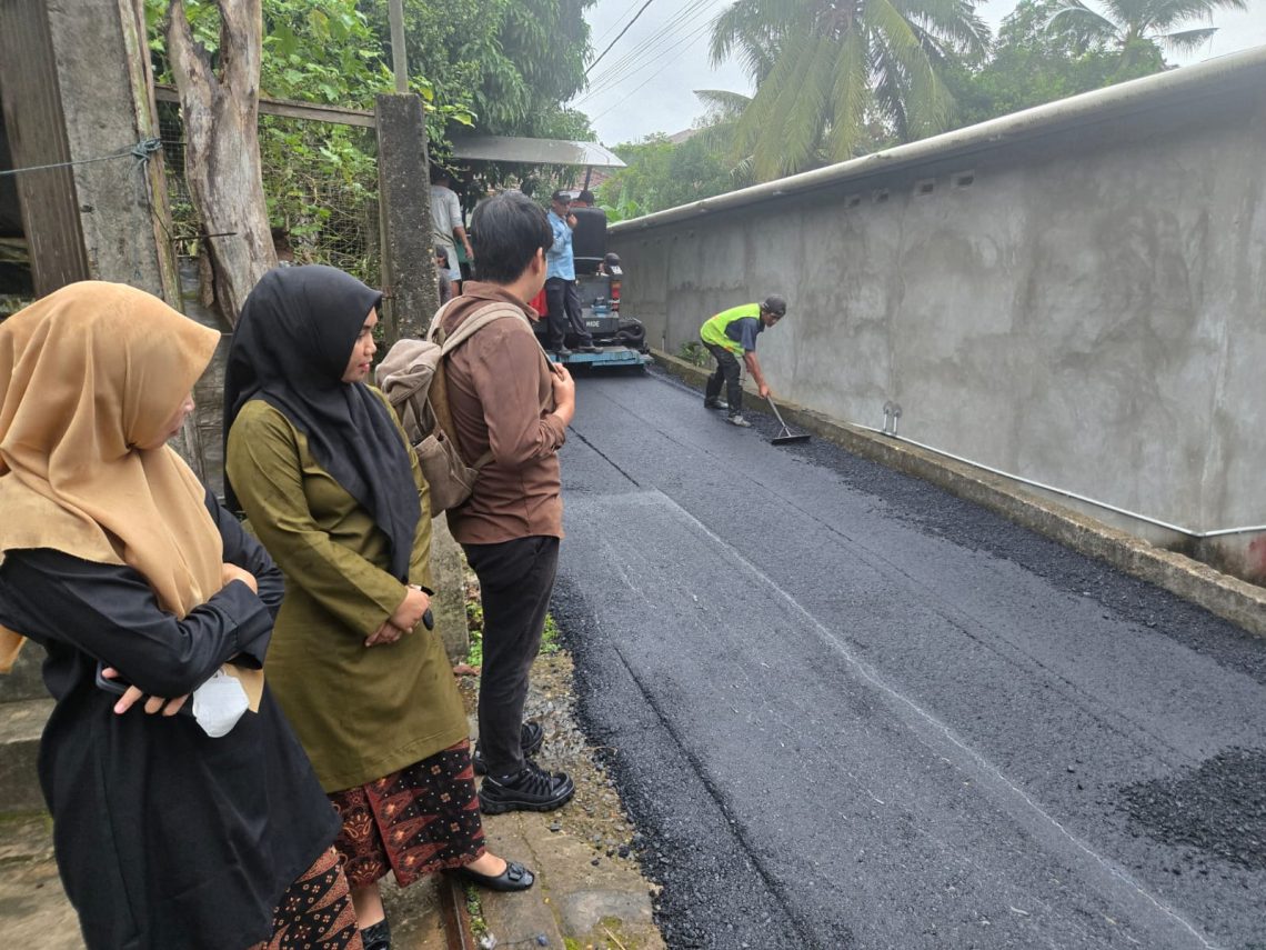 Dinas PUTR Kota Jambi tengah mempercepat pengerjaan 240 paket pembangunan dan peningkatan jalan lingkungan di 11 kecamatan. (Dok: Rahmat)