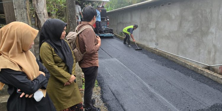 Dinas PUTR Kota Jambi tengah mempercepat pengerjaan 240 paket pembangunan dan peningkatan jalan lingkungan di 11 kecamatan. (Dok: Rahmat)