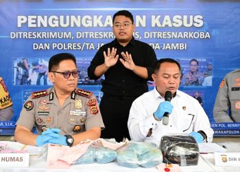 Kabid Humas Polda Jambi Kombes Pol Erlan Munaji bersama Dirresnarkoba Polda Jambi Kombes Pol Dewa Made Palguna. (Dok: Alpin)